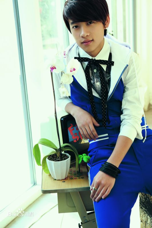 最新魏晨(Vision Wei)在首张EP《乐天派》中的壁纸