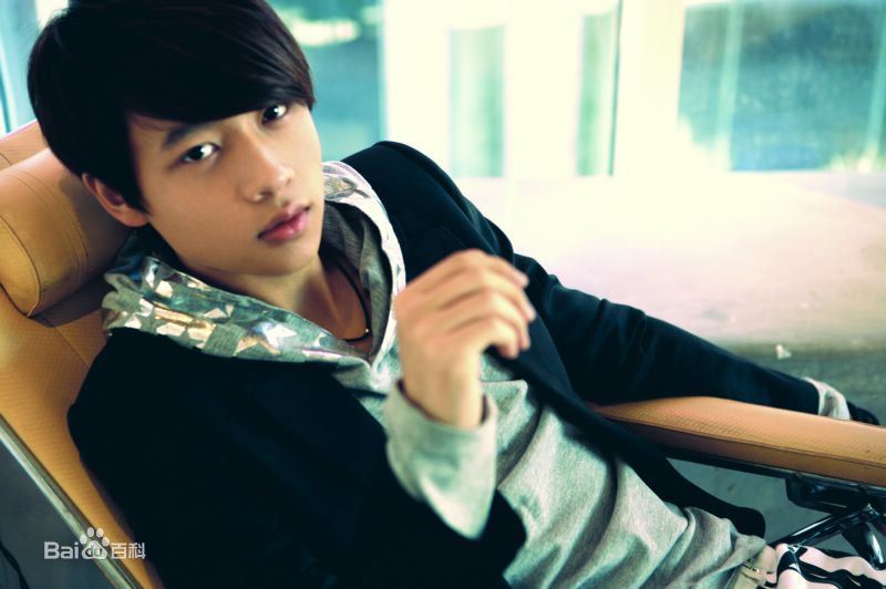 最新魏晨(Vision Wei)在首张EP《乐天派》中的壁纸