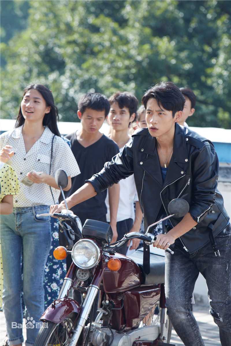 最新魏晨(Vision Wei)在电影《迷妹罗曼史》饰演叶伟军中的壁纸