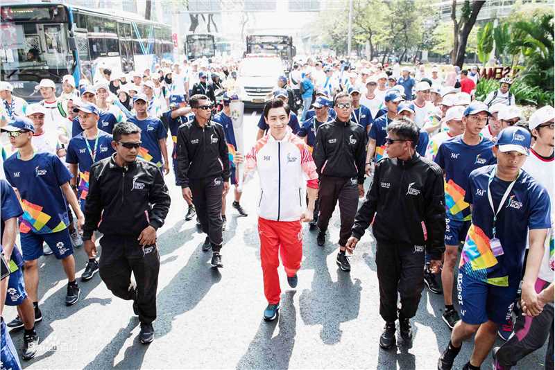 魏晨(Vision Wei)雅加达亚运圣火传递生活照