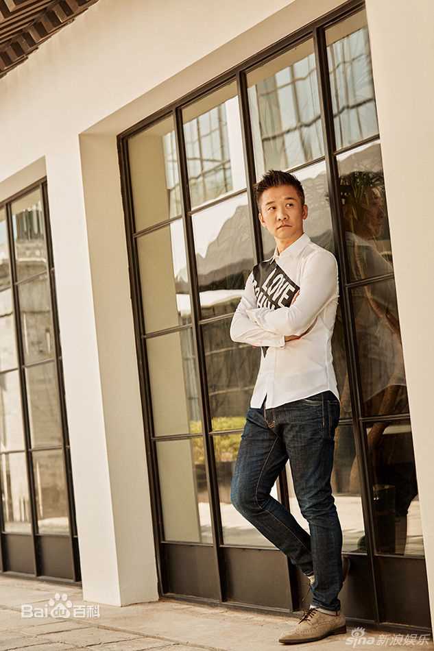 最新黄志忠性感图片