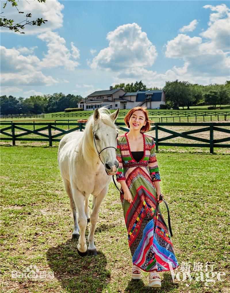 最新袁姗姗(Mabel Yuan)在《新旅行》2016年8月刊中的壁纸