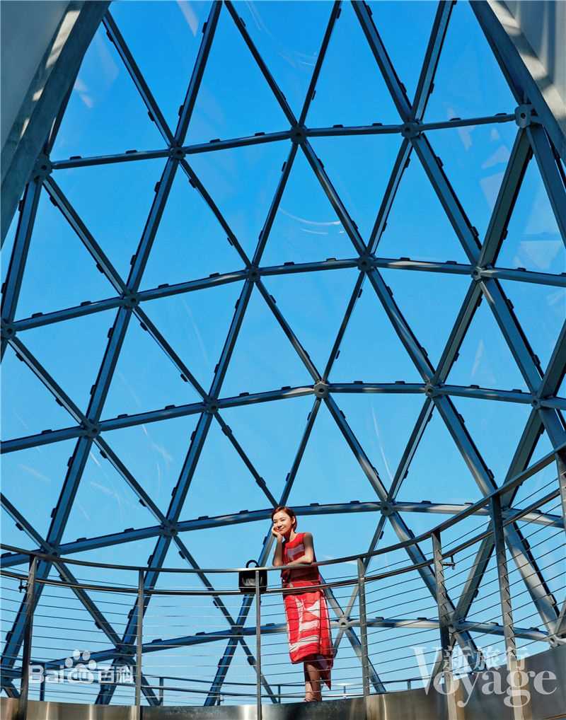 最新袁姗姗(Mabel Yuan)在《新旅行》2016年8月刊中的壁纸