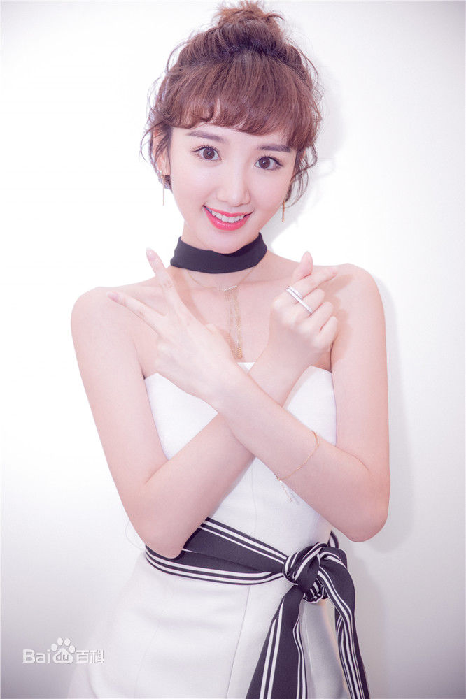 毛晓彤(Rachel Momo)街拍前后照片