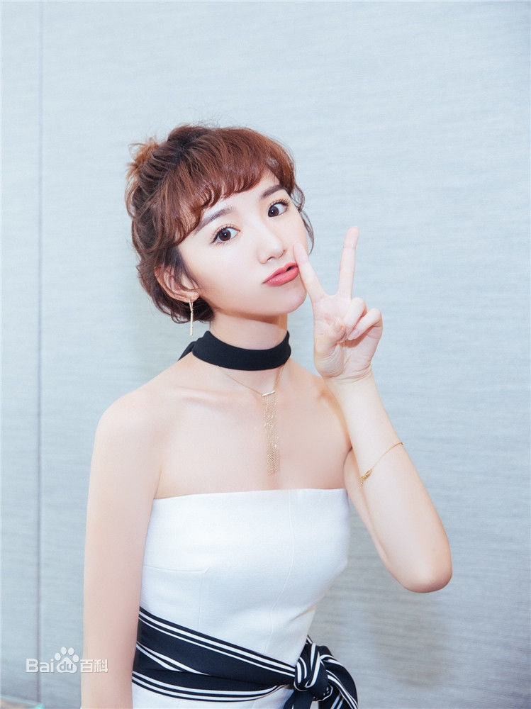 毛晓彤(Rachel Momo)街拍前后照片