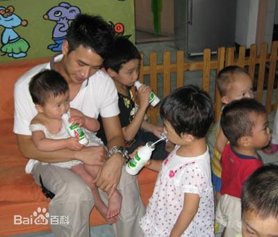 何晟铭(Michael)带领孩子现场跳舞图册