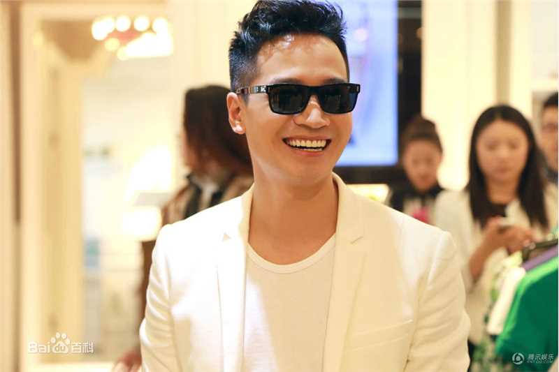 何晟铭(Michael)现身沈阳出席活动前后照片