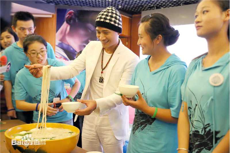 何晟铭(Michael)荷花节素颜照壁纸