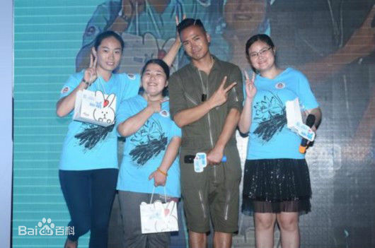 何晟铭(Michael)荷花节素颜照壁纸