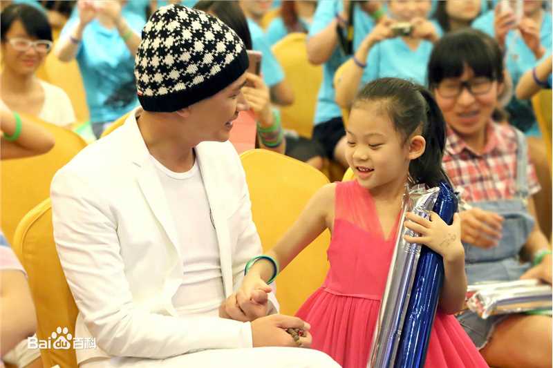 何晟铭(Michael)荷花节素颜照壁纸