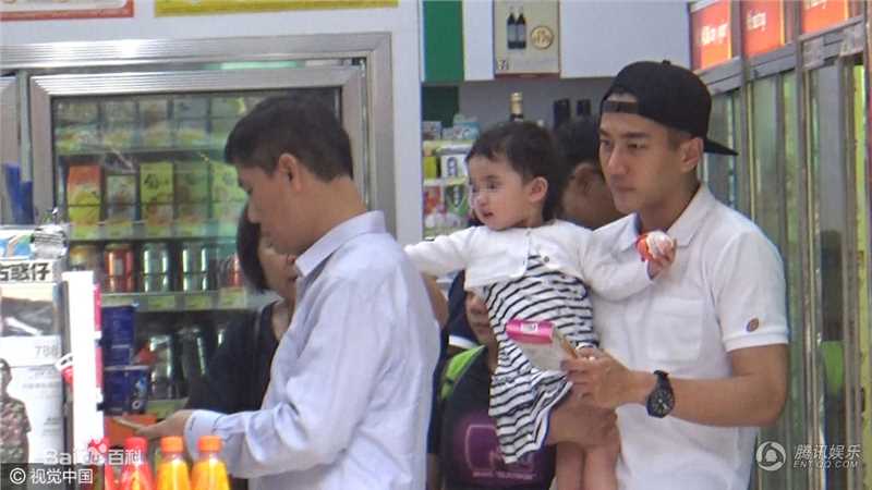 刘恺威(Hawick Lau，Lau Hoi Wai)和女儿小糯米性感图片图集