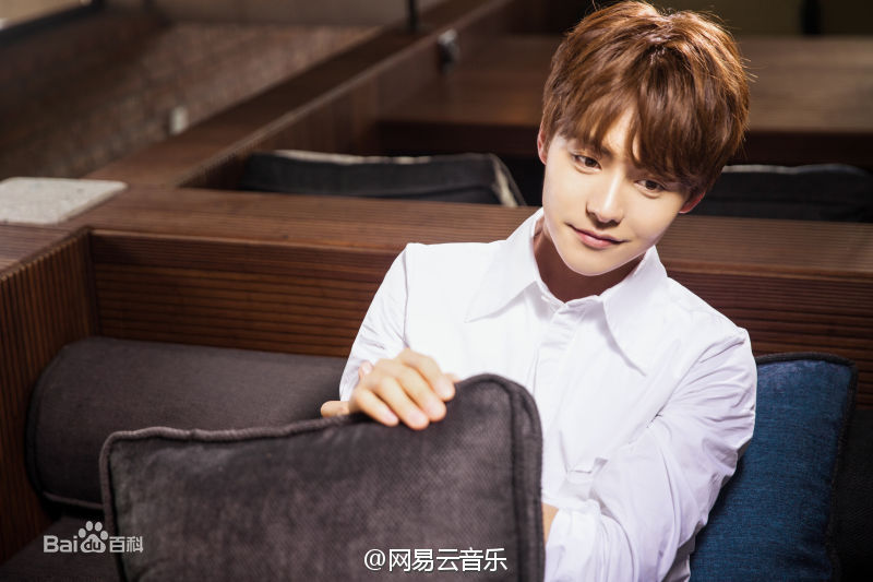 最新马天宇(Ray Ma)在EP《手花》中的图集