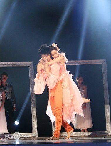 最全吕一(Coco)在现代舞《伴》中的壁纸