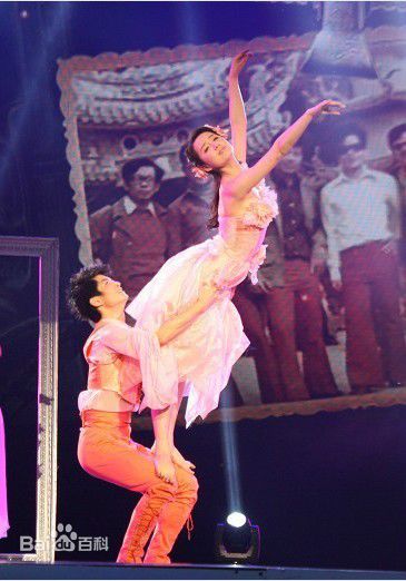 最全吕一(Coco)在现代舞《伴》中的壁纸