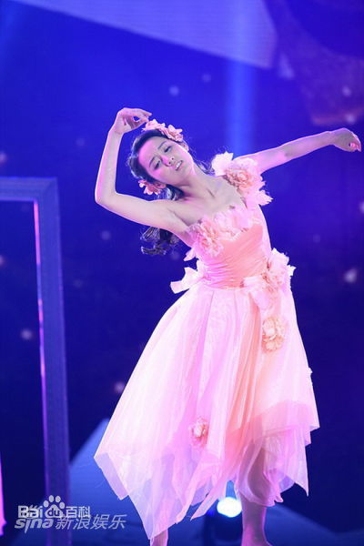 最全吕一(Coco)在现代舞《伴》中的壁纸