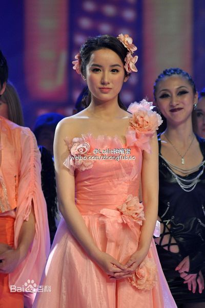 最全吕一(Coco)在现代舞《伴》中的壁纸