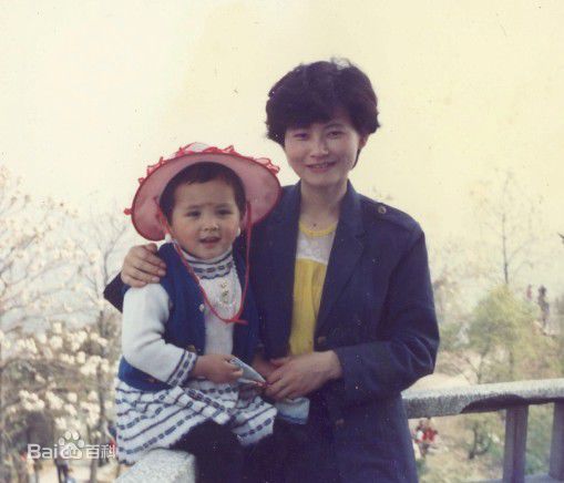 邓莎(Deng Sha)幼年前后照片