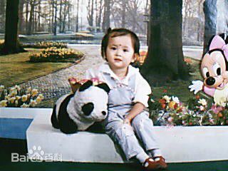 邓莎(Deng Sha)幼年前后照片