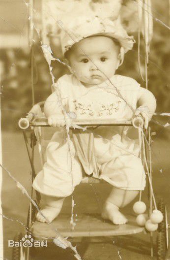 邓莎(Deng Sha)幼年前后照片