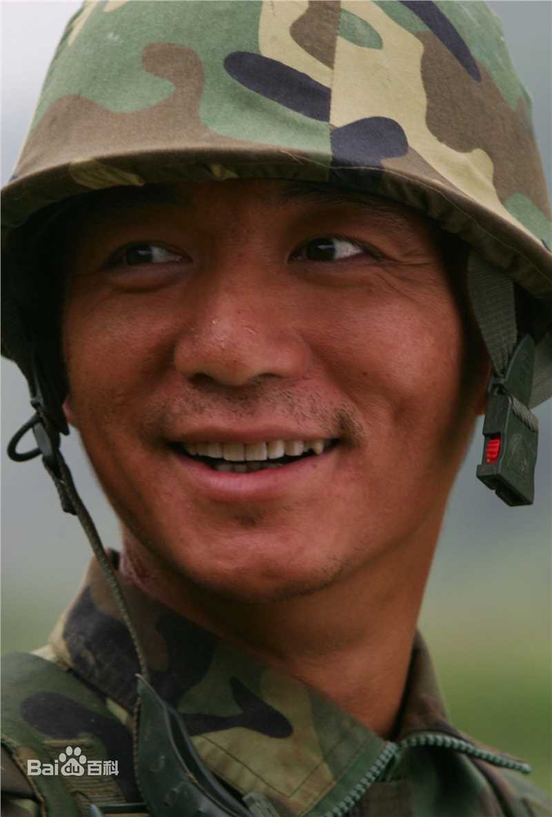 邢佳栋出演电视剧《士兵突击》饰演伍六一