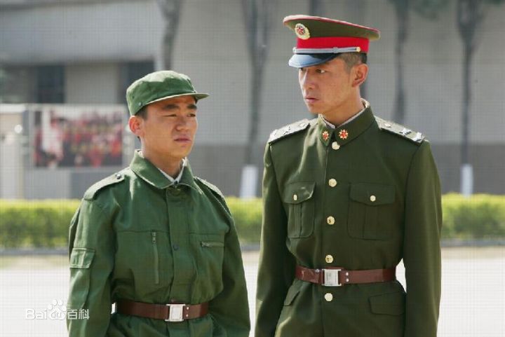 邢佳栋出演电视剧《士兵突击》饰演伍六一