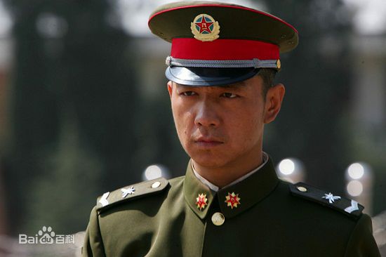 邢佳栋出演电视剧《士兵突击》饰演伍六一