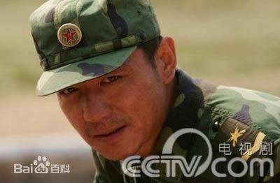邢佳栋出演电视剧《士兵突击》饰演伍六一