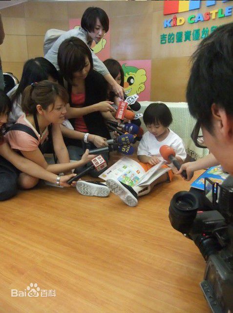 温玄烨(Benny)小小彬接受记者访问前后照片