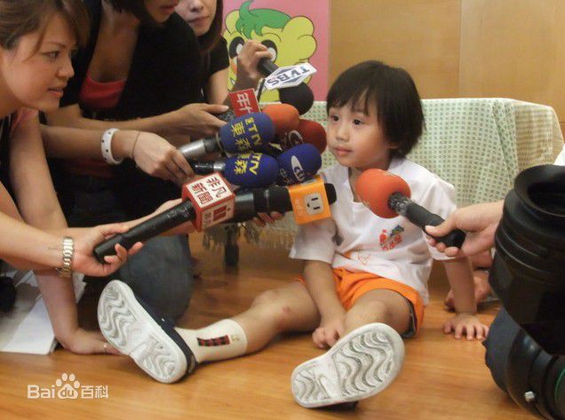 温玄烨(Benny)小小彬接受记者访问前后照片