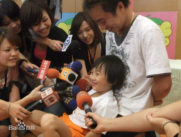 温玄烨(Benny)小小彬接受记者访问前后照片