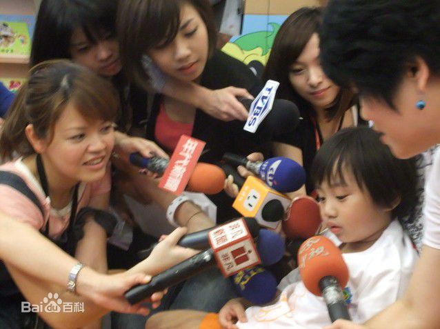 温玄烨(Benny)小小彬接受记者访问前后照片