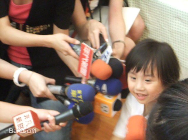 温玄烨(Benny)小小彬接受记者访问前后照片