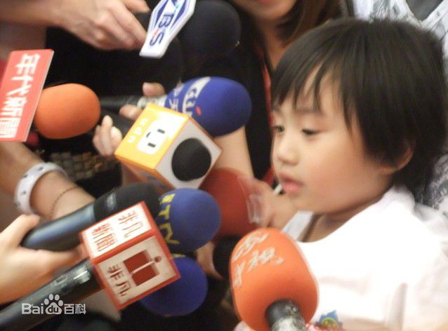 温玄烨(Benny)小小彬接受记者访问前后照片