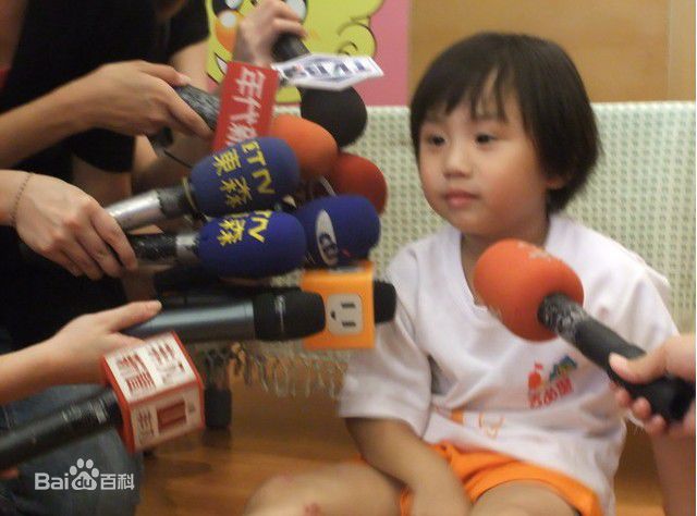 温玄烨(Benny)小小彬接受记者访问前后照片