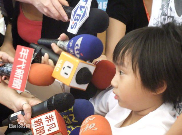 温玄烨(Benny)小小彬接受记者访问前后照片