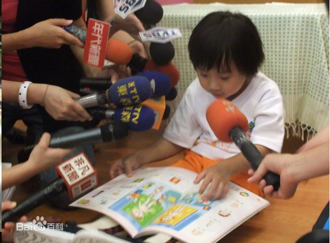 温玄烨(Benny)小小彬接受记者访问前后照片