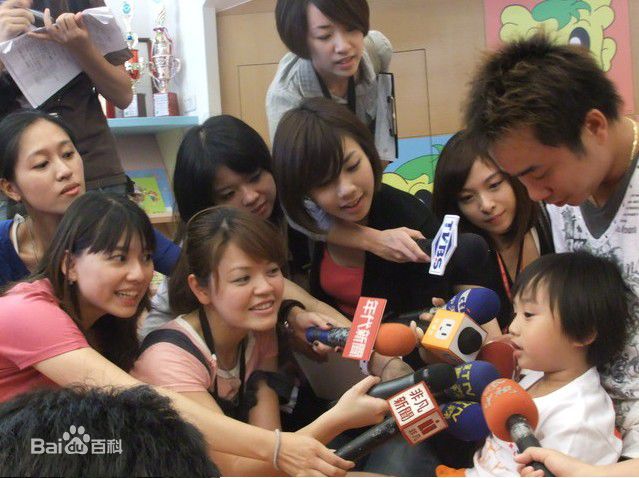 温玄烨(Benny)小小彬接受记者访问前后照片