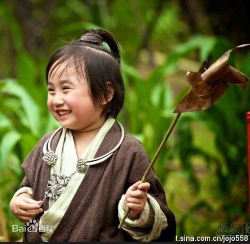 温玄烨(Benny)饰演《大笑江湖》童年小鞋匠精彩剧照