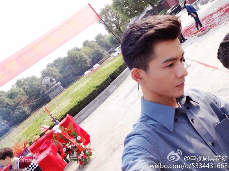 乔振宇(Qiao Zhenyu)在《昙花梦》饰程慈航中的