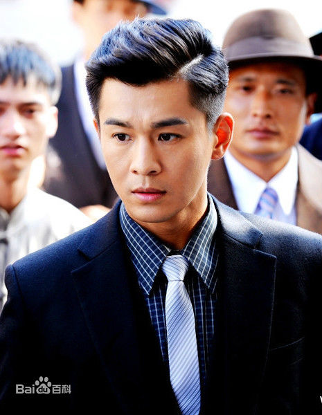 乔振宇(Qiao Zhenyu)在《昙花梦》饰程慈航中的