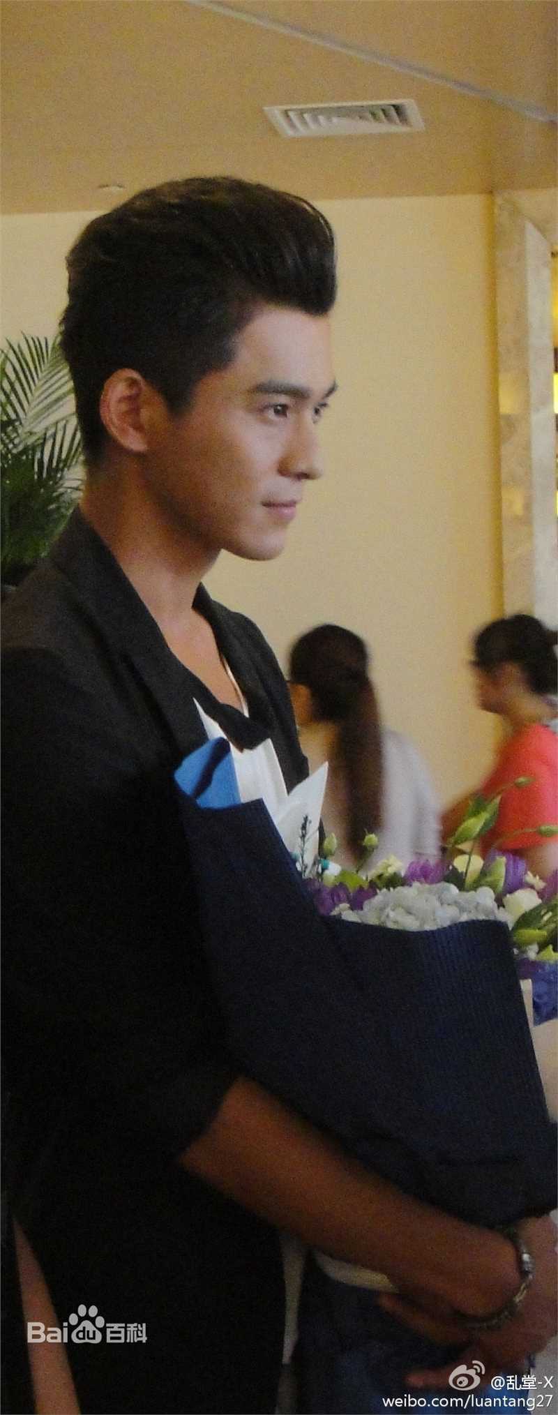 乔振宇(Qiao Zhenyu)日常素颜照壁纸