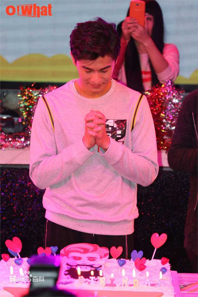 乔振宇(Qiao Zhenyu)日常素颜照壁纸