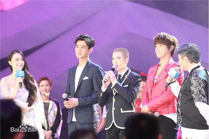 乔振宇(Qiao Zhenyu)160701芒果TV超级女声全国总决赛第一场前后照片