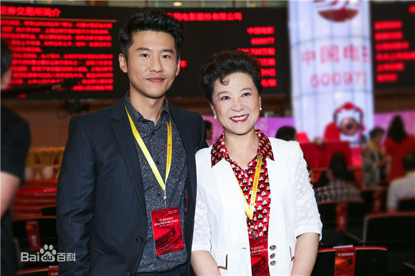 王骁(Lawrence Wang)与母亲王馥荔前后照片