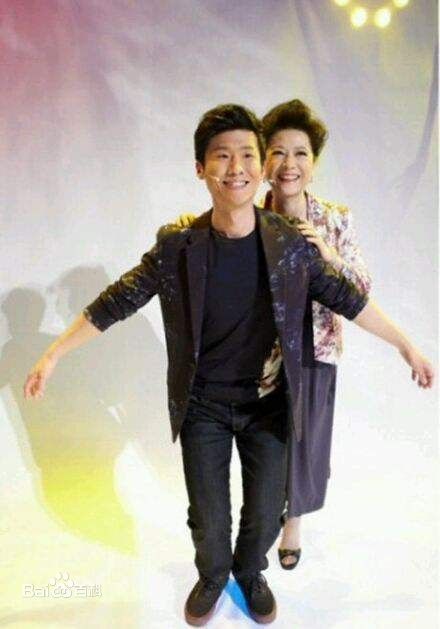 王骁(Lawrence Wang)与母亲王馥荔前后照片