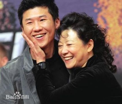 王骁(Lawrence Wang)与母亲王馥荔前后照片