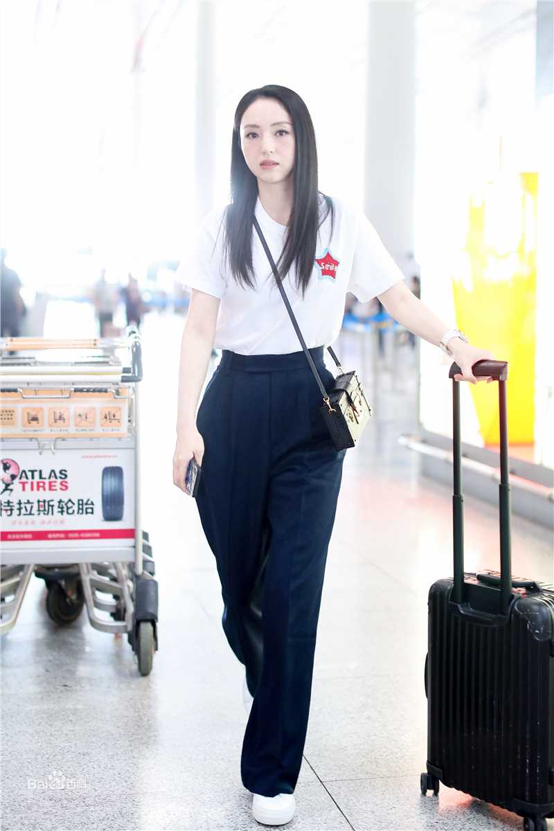 董璇(Dong Xuan)机场街拍性感图片壁纸