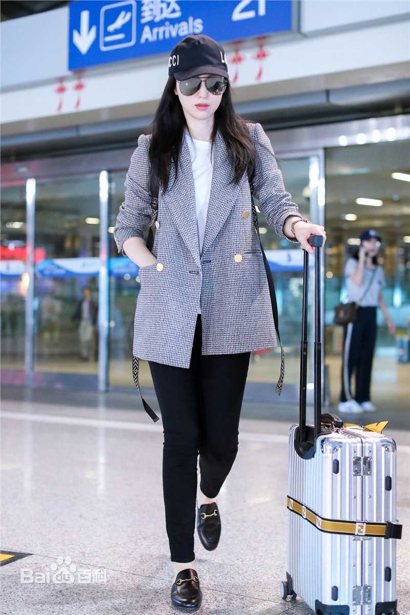 董璇(Dong Xuan)机场街拍性感图片壁纸