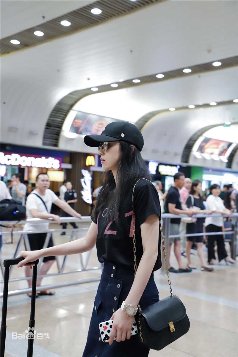 董璇(Dong Xuan)机场街拍性感图片壁纸