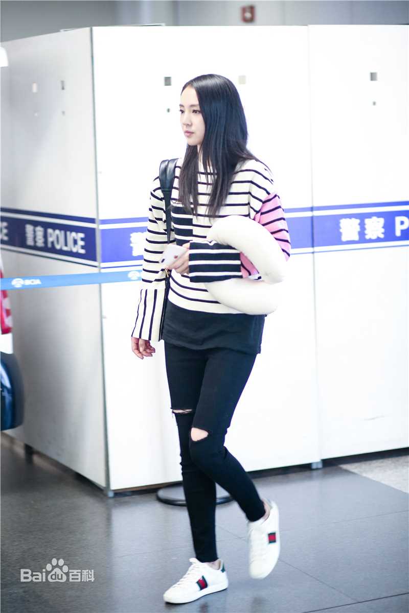 董璇(Dong Xuan)机场街拍性感图片壁纸